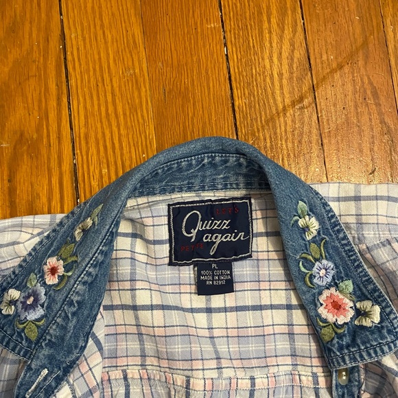 🌸🌞Vintage Button Down Shirt With Embroidered Flowers!🌞🌸 - Picture 4 of 6